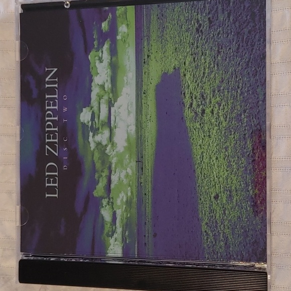 LIKE NEW LED ZEPPELIN 2 CD BOX SET WITH BOOKLET - Picture 9 of 11